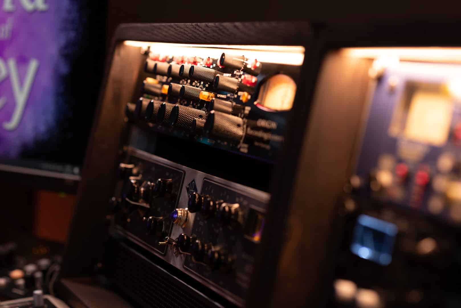 TLOF Studio Analog Gear Millennia, Universal Audio